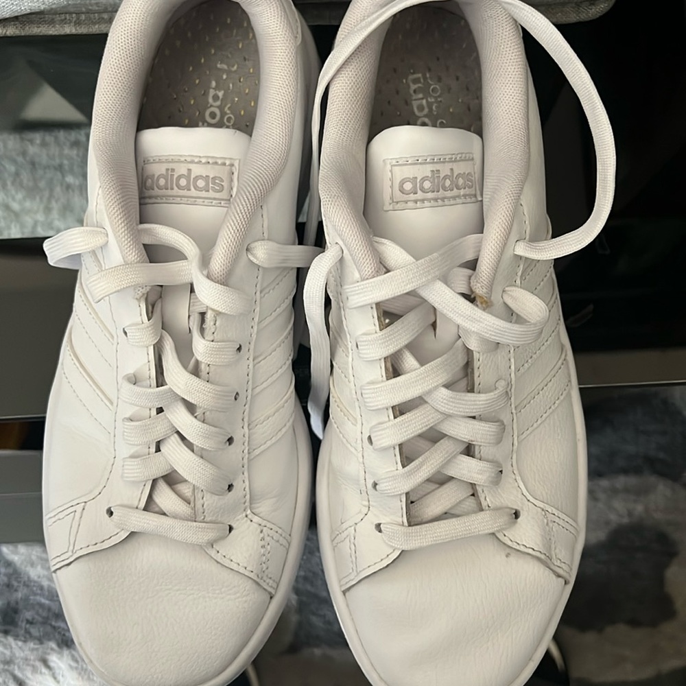 Women adidas tennis shoes